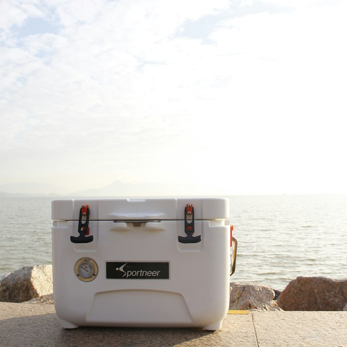 Cooler Boxes That Survive Trade Shows: A Material Breakdown
