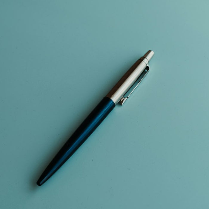 Metal vs Plastic Pens: Which One Survives 1,000+ Handoffs?