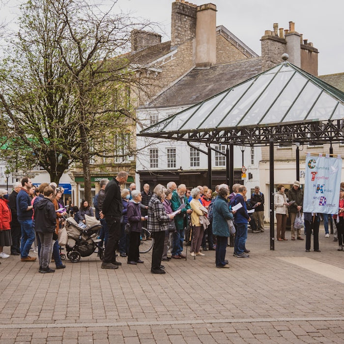 a crowd of people standing around a building