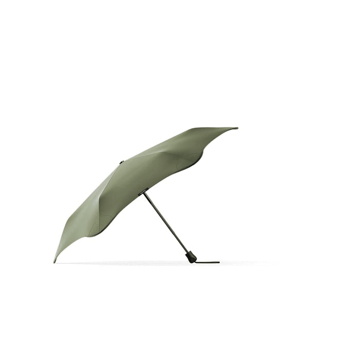 BLUNT Neo Umbrella - A green Blunt Neo umbrella with a sleek design and a metallic handle, featuring a logo on the fabric.