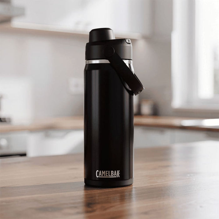 CamelBak - Thrive Chug VSS 0.6L - A drink bottle in matte black with a lid and carrying handle, featuring a logo. Suitable for travel and outdoor activities.