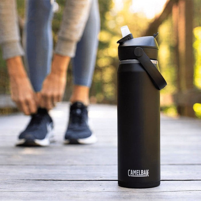 CamelBak - Thrive Flip Straw VSS 0.75L - A drink bottle in matte black with a flip straw, featuring a handle and branding.