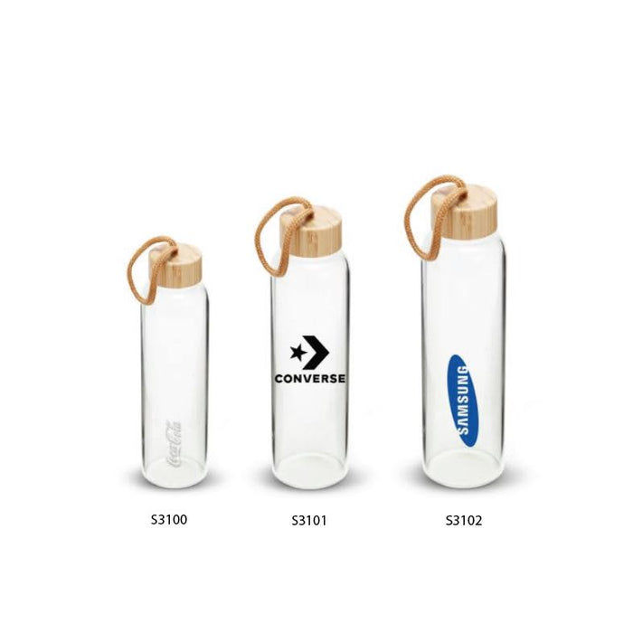 Vidro 550ml Bottle - A drink bottle featuring a clear glass body and a bamboo lid, with a rope handle. It includes branding.